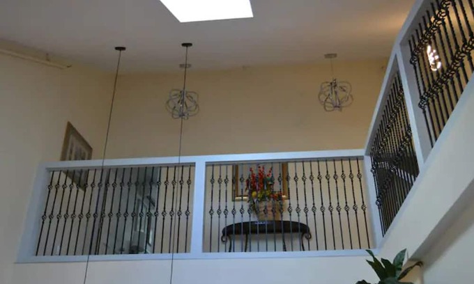 Off Broadway Haus | 5 minute walk to Downtown Newport ! 2 Floor 2 Bedroom Apartment in Newport