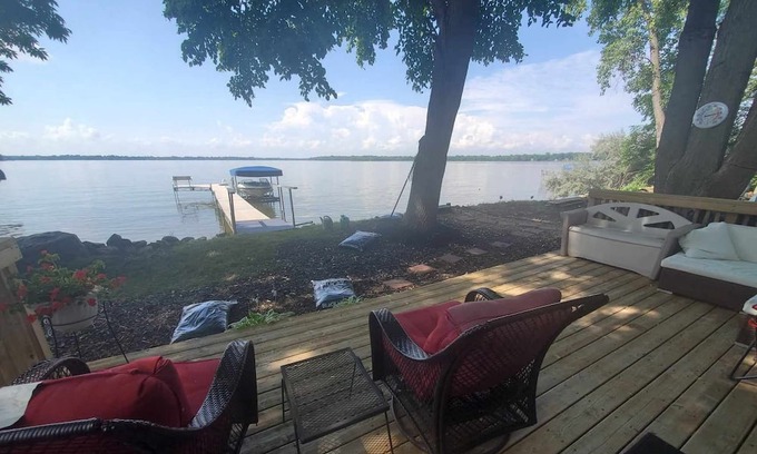 Chisago City Kabine | 40 Min from the cities, 4 ft from the shore! Sandy beach. Fish off the dock!