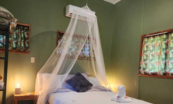 San Ignacio Kabine | Cool and comfortable cabin at River Bend Lodge in the heart of Cayo