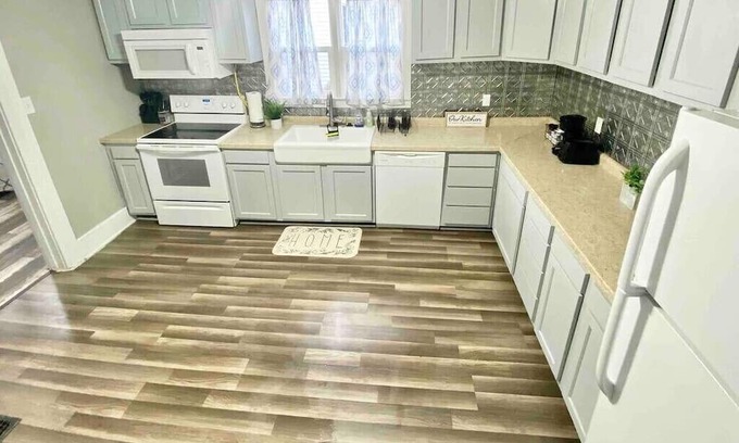 Shelbyville Haus | Huge, 4 Bedrooms 10 min to Casino, 25 min to Indy!
