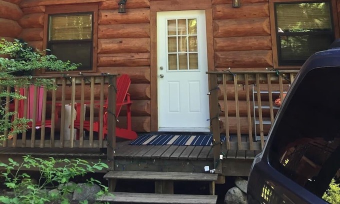 Sunshine Valley Kabine | Welcome to Serenity! A cozy log cabin in a beautiful area to relax & recharge.