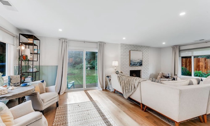 Cleone Haus | Charming house in private location near beach with fireplace & Starlink internet