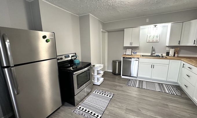 South Hills Wohnung | Chic & Stylish Retreat w/ Private Hot Tub✨ 15 mins from Airport & Downtown!