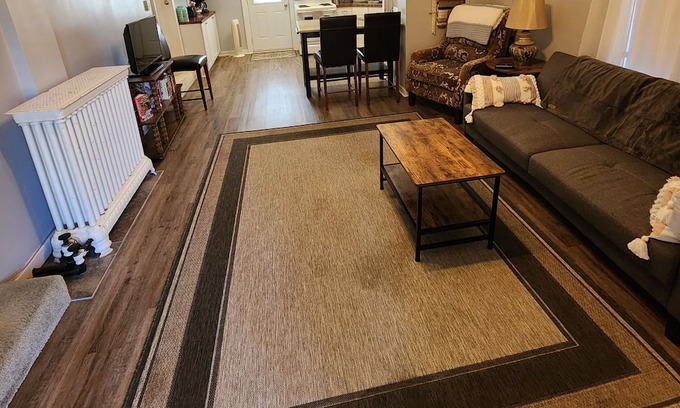 Winterset Wohnung | Cozy apartment in charming small town Winterset, walking distance to square