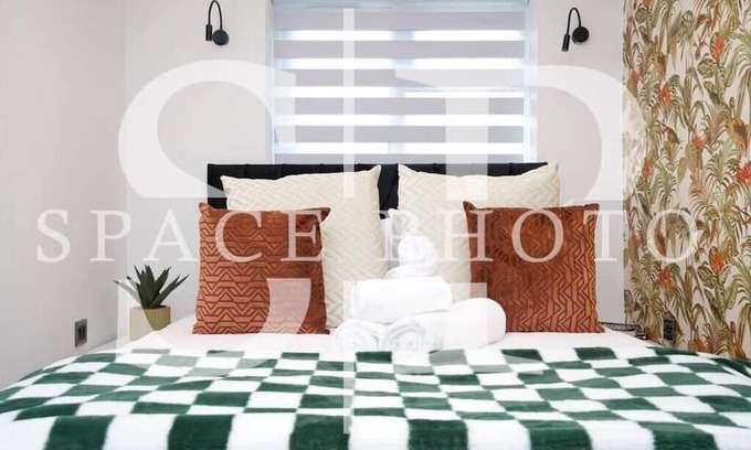 Uxbridge South Wohnung | Enchanted Greenery: 3BR w/Lush Garden and Game Room