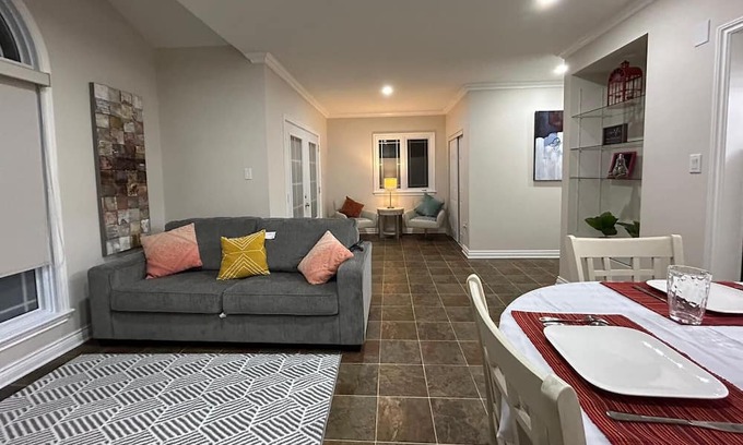 Hawkesbury Wohnung | Convenient 2-level downtown apartment.