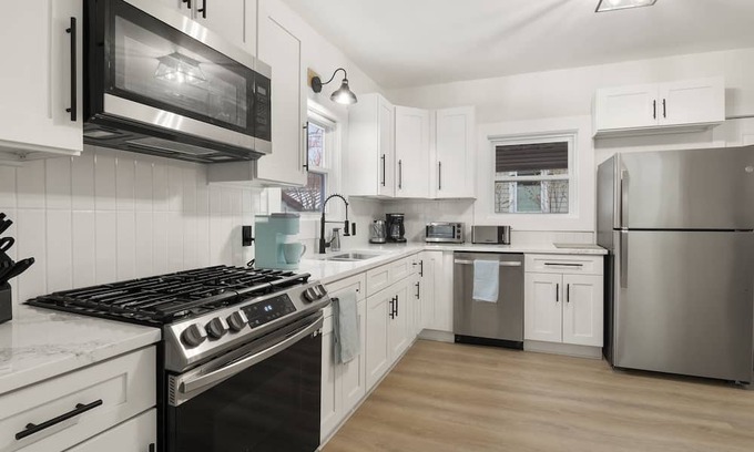South Wedge Haus | Modern 4 BR/2 Bath House near University of Rochester