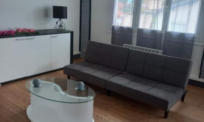 Tarbes Wohnung | Apartment 'Evelyne' with Balcony, Wi-Fi and Air Conditioning