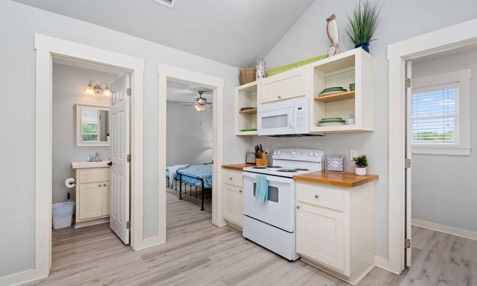 Rockport Hütte | The Peaceful Palms Cottage - Community Pool and Pet Friendly