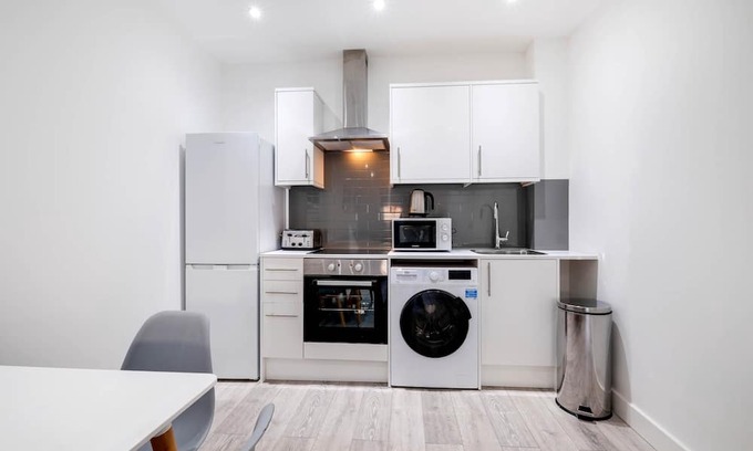 Corby Wohnung | Corby City Centre Apt. 02 - Short-Term Rentals in Northamptonshire