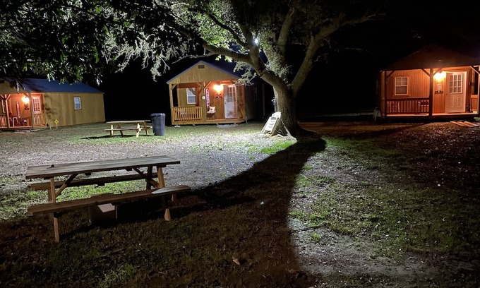 Lake Providence Wohnung | The Bernice Beehive Cabin Cozy Cabin at Vieux Carre’ Home and Cabins Grounds