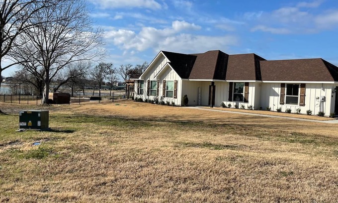 Eureka Haus | Cozy Home with Private Pool. Walking distance to a Marina. Your Relaxing Getaway