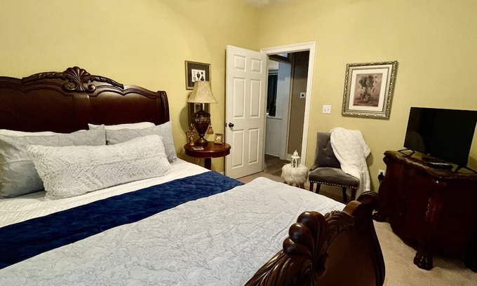 Prairieville Bed & Breakfast | Bed & Breakfast Stay with Brenda Bedroom with Bath in home