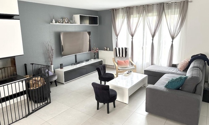Elancourt Haus | Homerez - Spacious house for 8 ppl. with garden and terrace at Élancourt