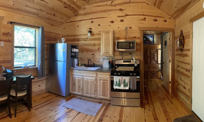 Johnson City Kabine | A “country” cabin setting in the middle of wine vineyards and Texas state parks!