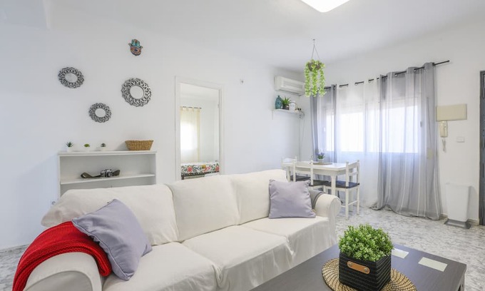 Elcano-Los Bermejales Haus | BERMEJALES EL CANO - ADULTS ONLY - Lovely apartment in Seville with free wifi