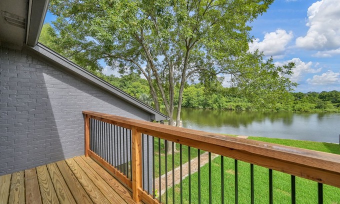 Montgomery Haus | ★★ LUXE LAKEFRONT RETREAT- 8 Beds - Firepit + Family Friendly! - Boat Launch ★★