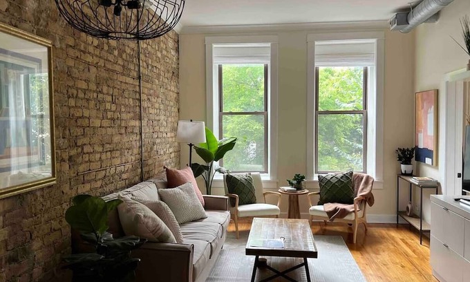 Wicker Park Eigentumswohnung | Beautiful, Clean 2BD/1BA private entrance+parking