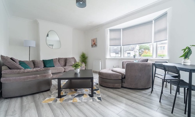 Bailleston Haus | Snug Modern Home in Eastern Glasgow