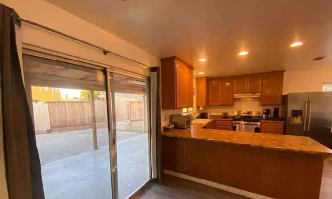 Manteca Haus | Manteca 4BR Home with Cal King beds