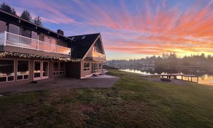 Bonney Lake Haus | Lake Tapps Events House on the Bankers Island with Dock and Boat Launch