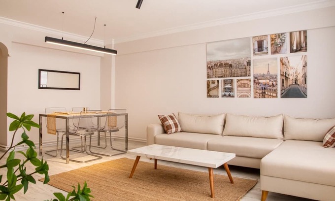 Alsancak Wohnung | Gorgeous Flat with Balcony in Izmir Konak