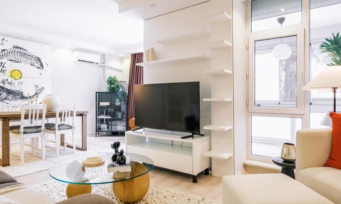 Besiktas Wohnung | Chic Flat w Closed Balcony 10 min to Bebek Shore