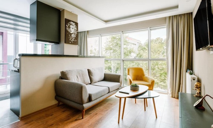 Yakuplu Wohnung | Chic, Modern Flat Near Torium Mall in Beylikduzu