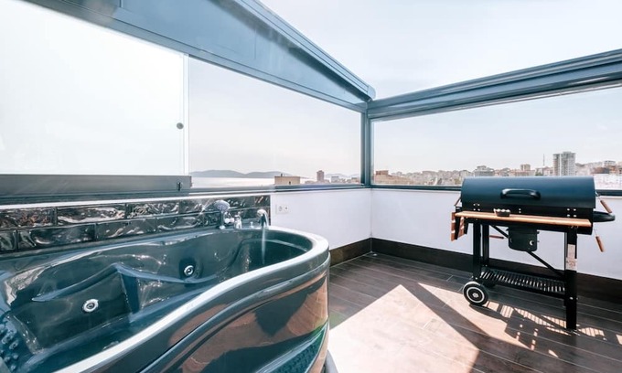 Kartal Wohnung | Sea View Flat w Terrace, Jacuzzi Near Kartal Coast