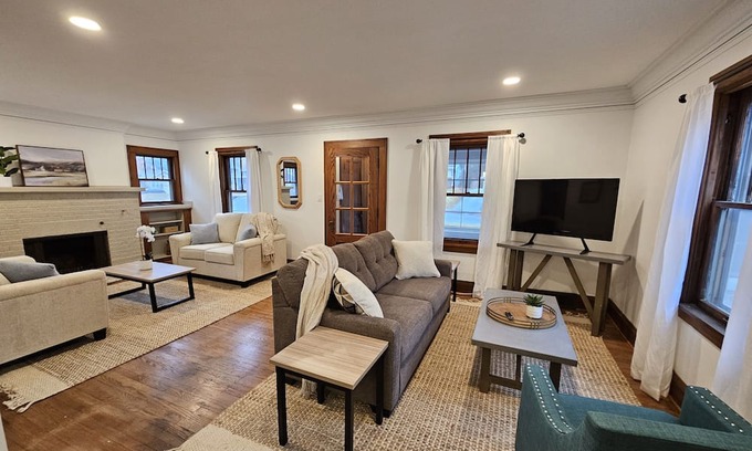 Des Moines Hütte | Cozy charm in peaceful Waterbury. 5 minutes from downtown Des Moines and Drake