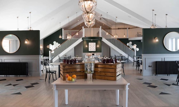 Chittlehamholt Kabine | The Mole Resort sleeps 4 guests in 2 bedrooms