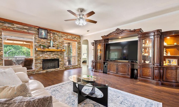 Helotes Haus | Absolutely gorgeous! 1/2+ acre corner lot w/ trees