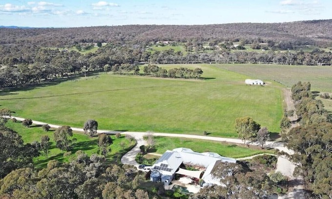 Heathcote Sonstige | Bring everyone together in this Heathcote Homestead with pool & vineyard.