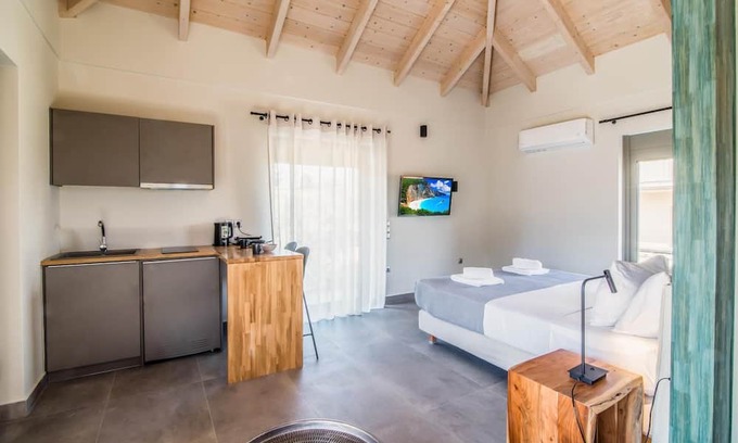 Episkopos Haus | Mountain View Suite with Mega Balcony