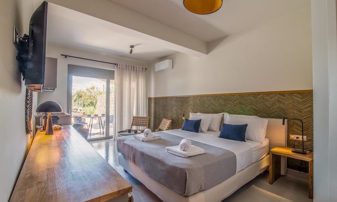 Episkopos Haus | Sea & Pool View Suite
