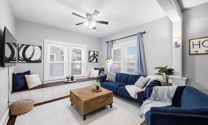 Lee's Summit Haus | Charming Freshly Remodeled Home / Prime Location