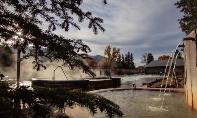 Trimble Kabine | WYLD Durango Glass Cave Hot Springs King One Bedroom Kitchenette, Plush Robes