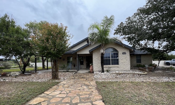 Amistad National Recreational Area Haus | Wake up to the soothing sounds of nature. Short-term. Weekly/monthly discounts.
