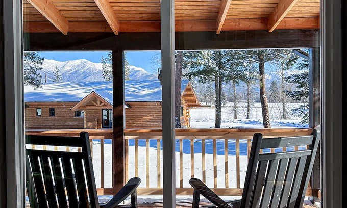 Creston Kabine | Nordic Cottage Style Cabin. 30 Mins from Glacier Park. Mtn Views and Pond Onsite