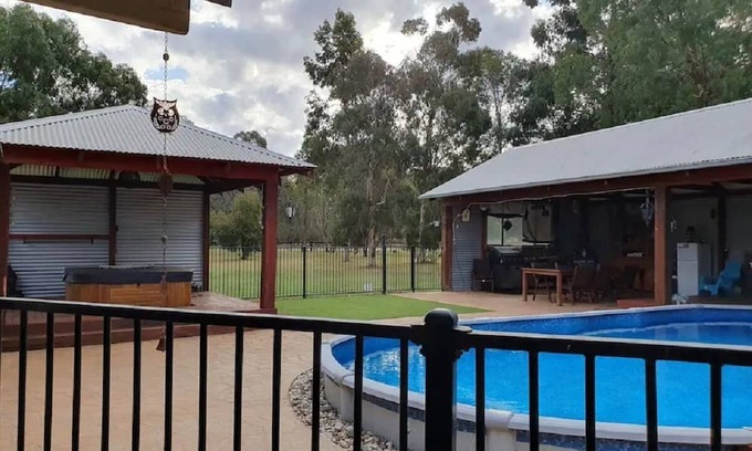Cobram East Haus | Colonial cottage in Cobram