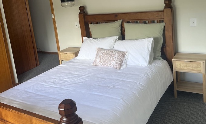 Port Lincoln Haus | Family, Pet Friendly House in central location with enclosed yard.