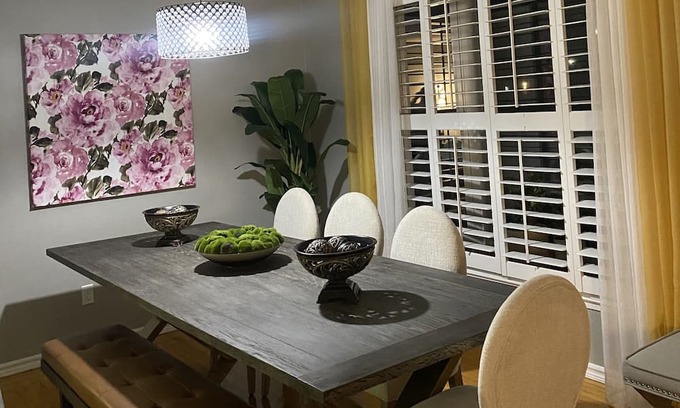 Applewood Haus | 4 Bedroom Stylish Home 11 min from Toronto Pearson Airport