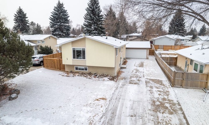 Sherwood Park Haus | *Freshly Updated - Centrally located 4BR Home!*