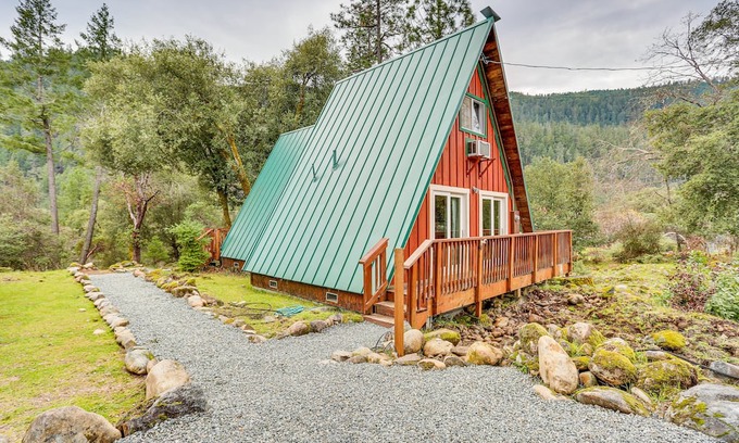 Trinity Village Kabine | Secluded Village Gem w/ Deck, Trinity River Access