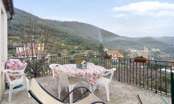 Villa Viani Wohnung | Apartment 'Divino' with Mountain View, Private Terrace and Wi-Fi