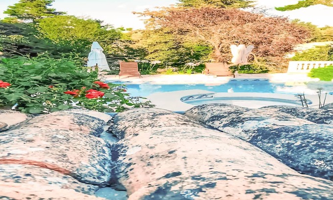 Laval-Pradel Wohnung | Decorative and cozy vacation apartment with communal pool and idyllic garden.