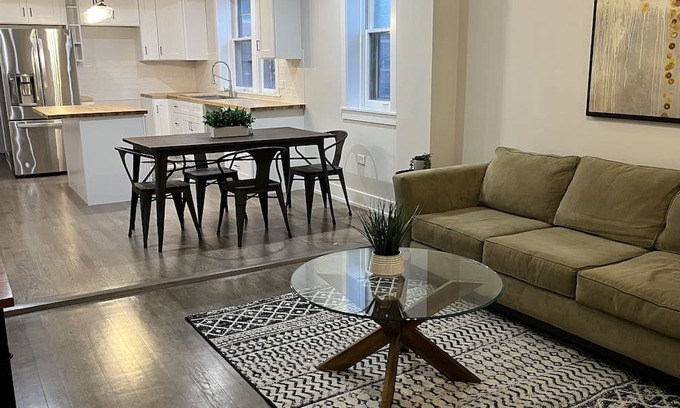 Bucktown Wohnung | Stylish brand new renovated bedroom in renovated apartment with shared bath.