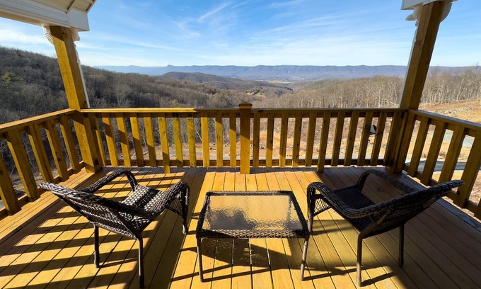 Rileyville Haus | New -Shenandoah-HotTub-PetFriendly-Secluded-Sleep 12