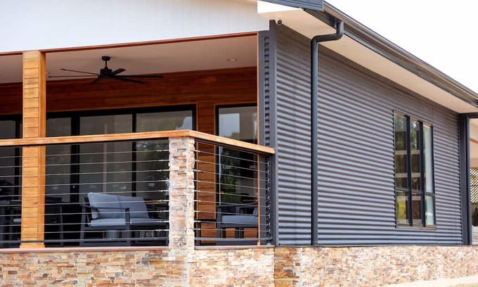 Monash Haus | River access, bush views, newly renovated house, 5 minutes to town.