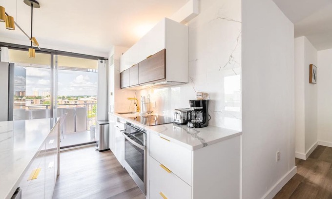 Landmark Wohnung | Trendy Landmark 2BR w/ Pool, nr Shopping & Restaurants, by Blueground